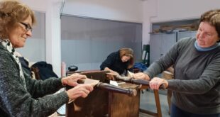 Adultas mayores rompen estereotipos en un taller de mantenimiento y reparación del hogar