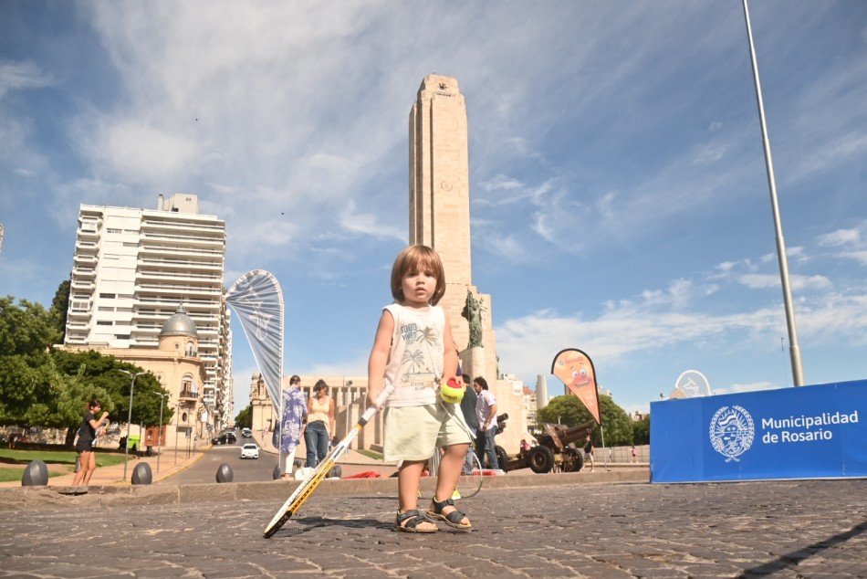 La previa de la Copa Davis se vive en Rosario: chicos y grandes jugaron al tenis en Calle Recreativa