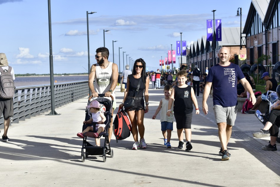 Costa Nueva, a pleno: el paseo junto al río suma miles de visitantes y una agenda especial para el finde largo